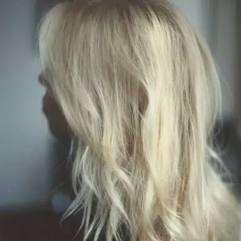 Жіноча стрижка, середня довжина, тотал блонд, укладка стайлером Dyson.